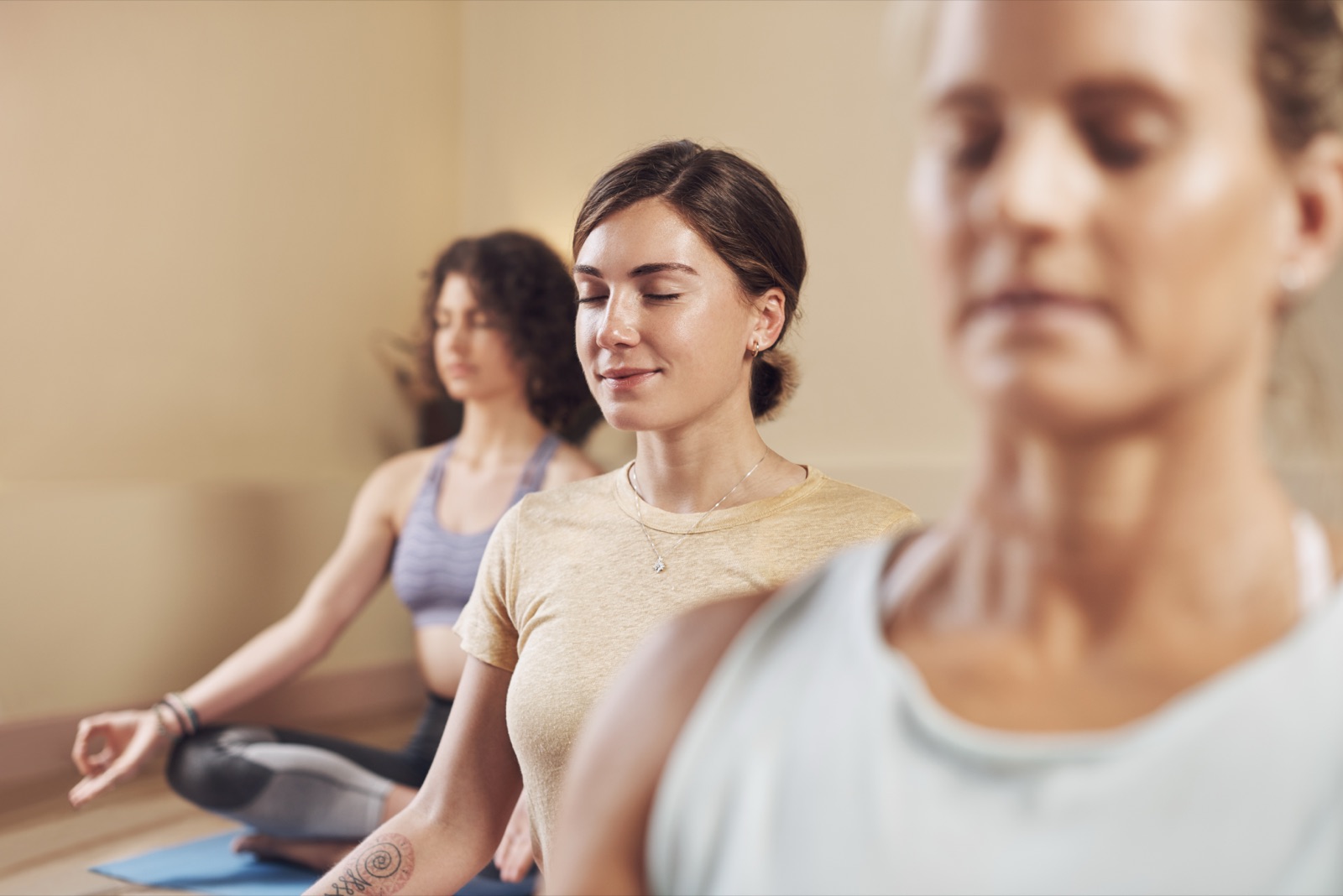 Yogales in een lichte studio