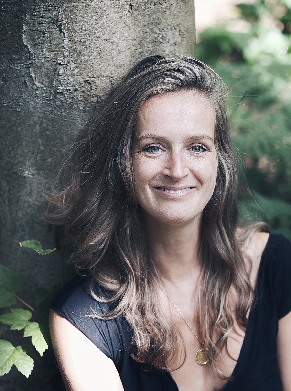 Warm portret van José, oprichter van Casa Alma, met een zachte, uitnodigende blik