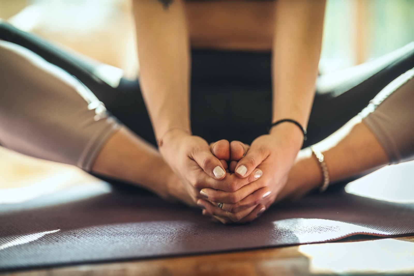 Een ontspannen yogahouding in een zacht tempo, rustige beweging en aandacht voor de adem